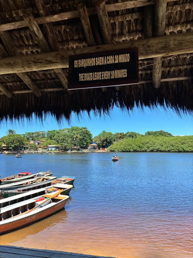 Río de Caraíva con botes de pescadores en el cruce hacia el pueblo